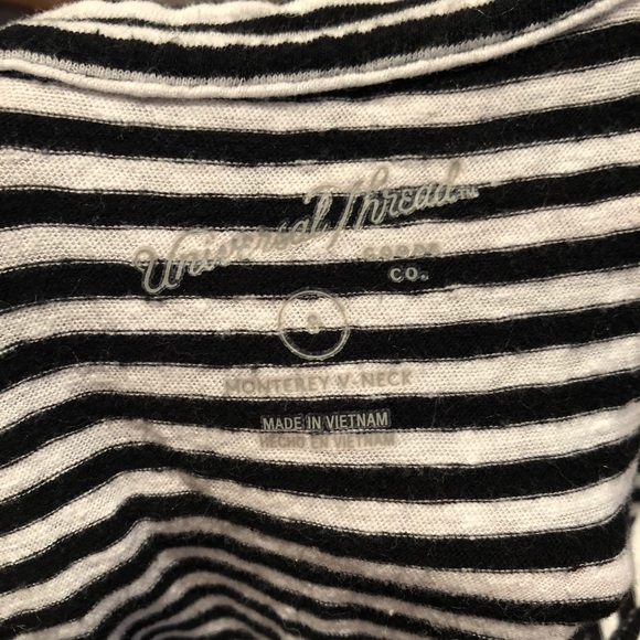 Universal Thread Monterey V-Neck Top - Picture 5 of 5